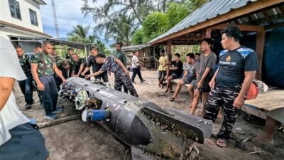 Anggota TNI AL bersama warga sedang memeriksa dan mengamankan sebuah benda yang diduga sebagai Unmanned Underwater Vehicle (UUV) atau robot bawah air yang ditemukan di pesisir pantai. (Dok. HO/Faktakalbar.id)