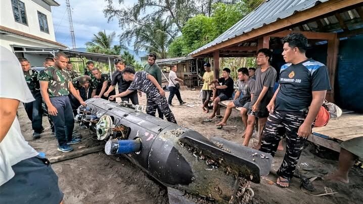 Anggota TNI AL bersama warga sedang memeriksa dan mengamankan sebuah benda yang diduga sebagai Unmanned Underwater Vehicle (UUV) atau robot bawah air yang ditemukan di pesisir pantai. (Dok. HO/Faktakalbar.id)