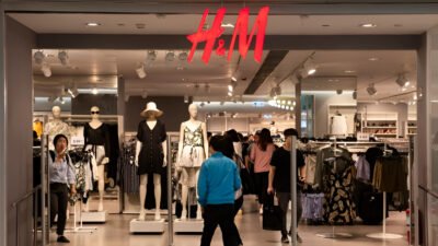 Ilustrasi - H&M resmi menutup 160 toko secara permanen pada 2026 untuk fokus pada e-commerce. Simak strategi terbaru raksasa ritel busana ini di sini. (Dok. Ist)