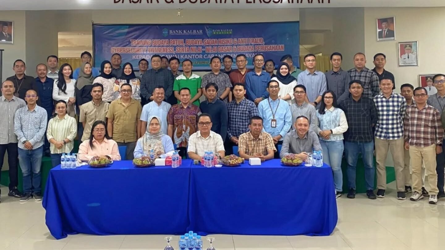 Jajaran pegawai dan jajaran pemateri berfoto bersama usai mengikuti kegiatan pelatihan budaya patuh, sadar risiko, dan keamanan siber di Aula Lantai 3 Bank Kalbar Cabang Bengkayang. (Dok. HO/Faktakalbar.id)