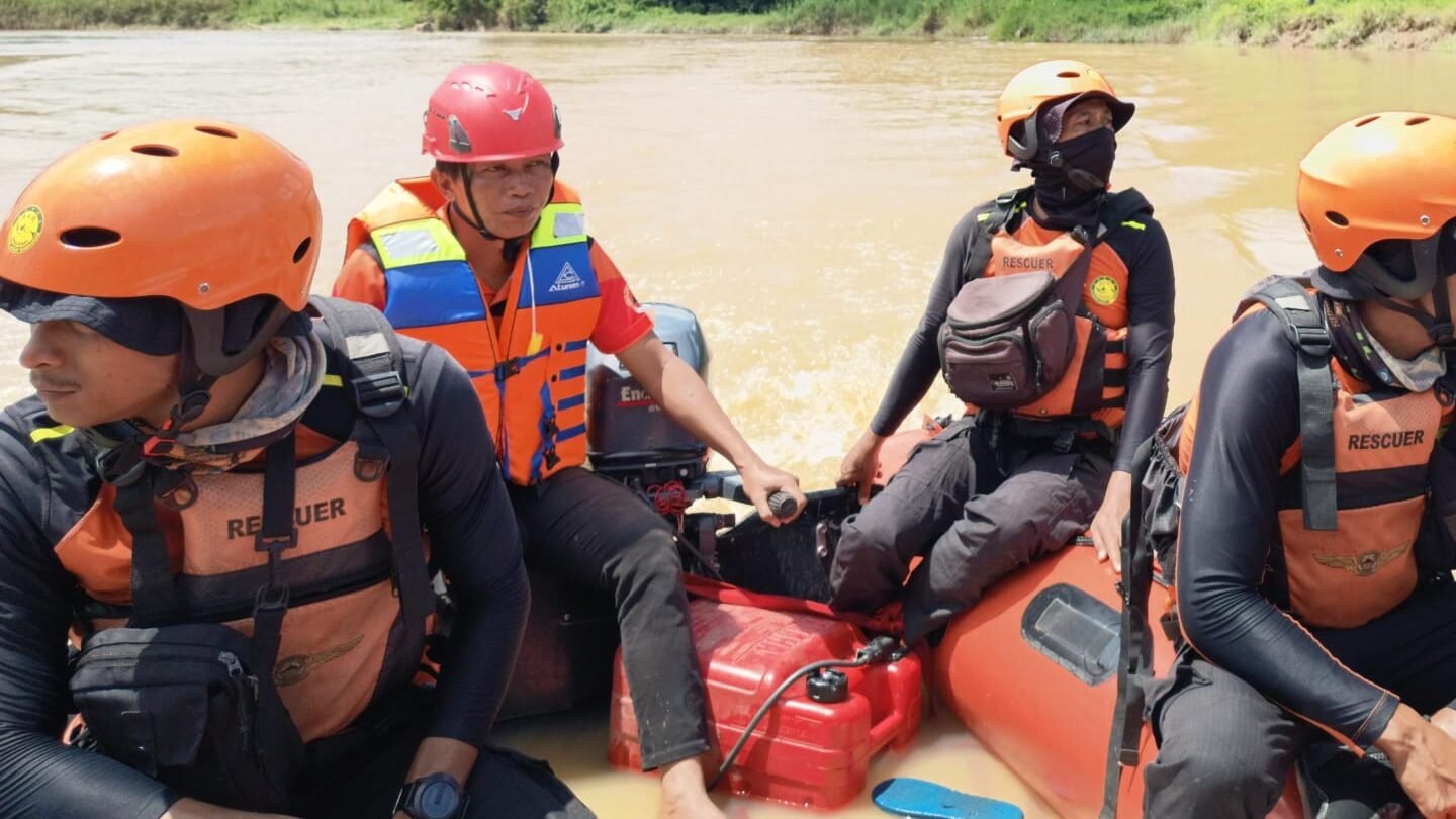 "Operasi SAR gabungan untuk mencari Sira (75), nelayan yang hilang di Sungai Cina, Kabupaten Melawi, resmi dihentikan pada hari ketujuh karena tidak membuahkan hasil."