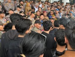 Aksi Mahasiswa Ricuh di Kantor Gubernur Kalbar