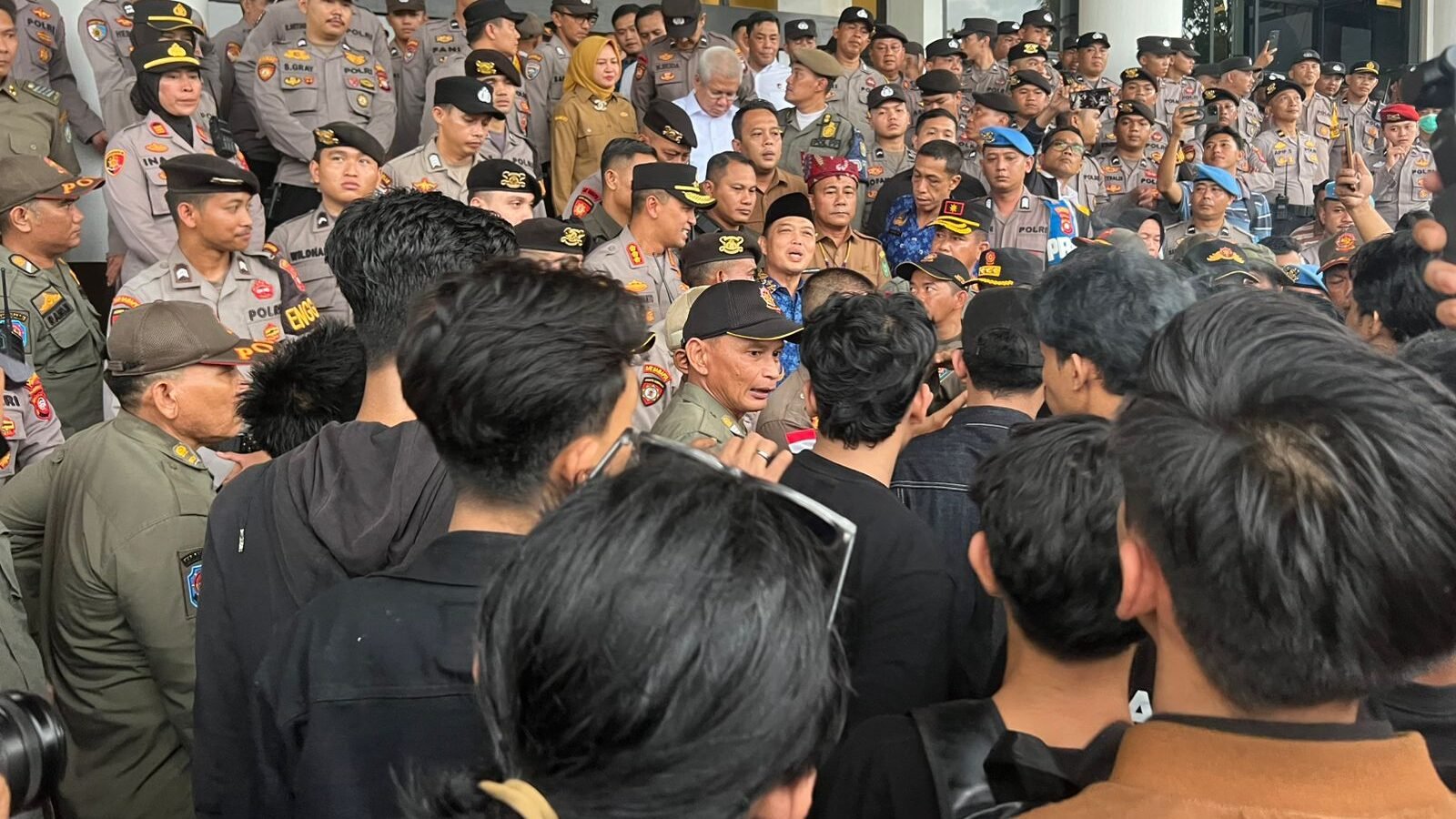 Unjuk rasa mahasiswa di Pontianak terkait kasus Airupas ricuh. Gubernur Ria Norsan tegaskan kasus masuk ranah hukum dan buru DPO.