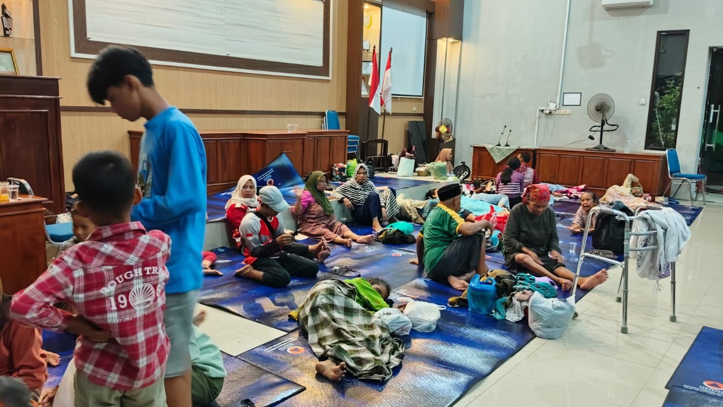 "Update banjir Demak: Jumlah pengungsi mencapai 2.839 jiwa akibat luapan Sungai Tuntang. Kepala BNPB instruksikan percepatan penanganan darurat di lokasi."