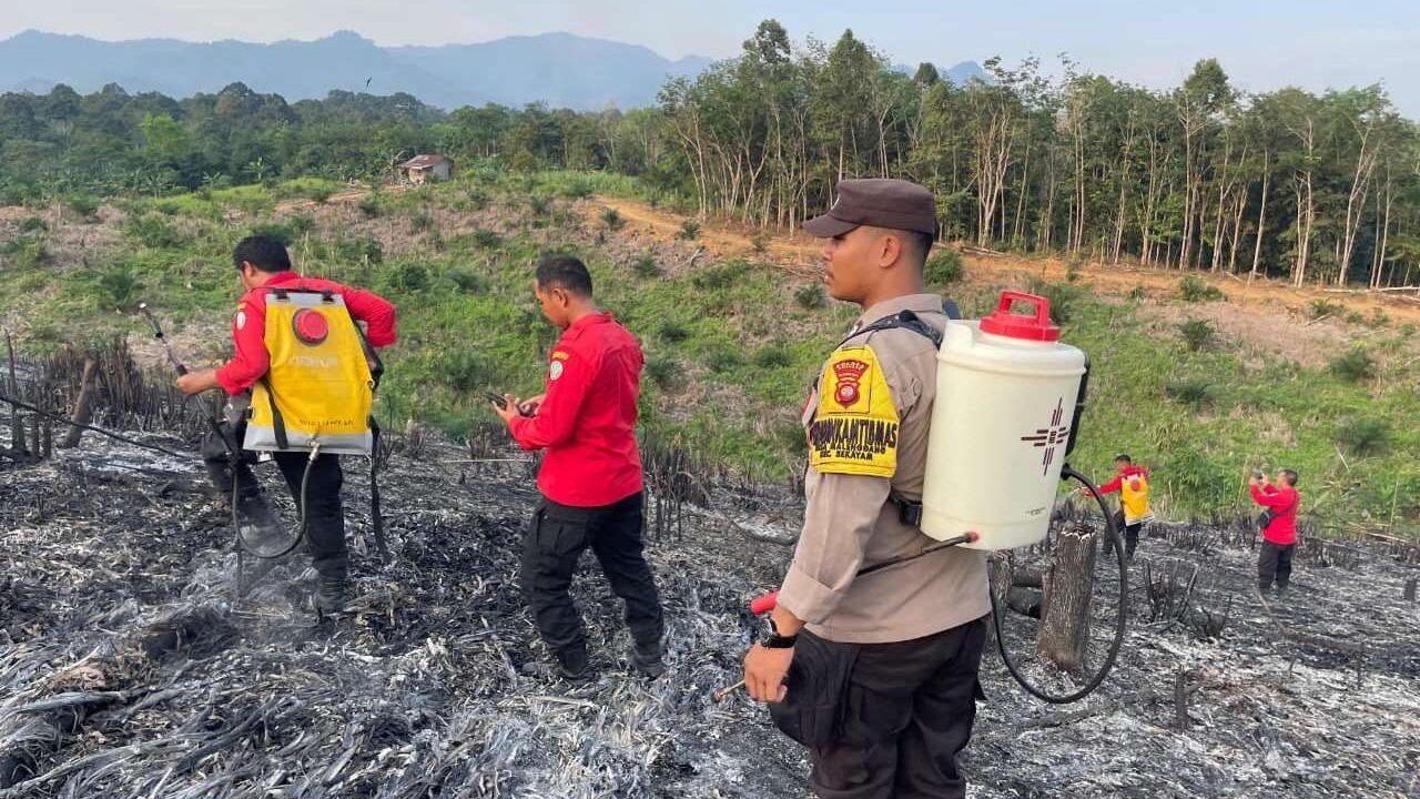 Personel kepolisian dan tim Manggala Agni saat turun langsung memverifikasi lokasi lahan bekas kebakaran di Dusun Sotok, Kecamatan Sekayam.