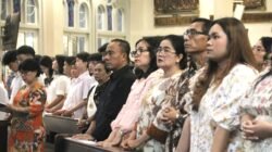 Wakil Gubernur Kalimantan Barat, Krisantus Kurniawan, didampingi sang istri saat menghadiri ibadah Malam Paskah di Gereja Katedral Santo Yosef Pontianak, Sabtu (4/4/2026).