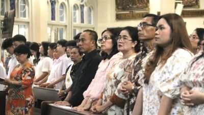 Wakil Gubernur Kalimantan Barat, Krisantus Kurniawan, didampingi sang istri saat menghadiri ibadah Malam Paskah di Gereja Katedral Santo Yosef Pontianak, Sabtu (4/4/2026).