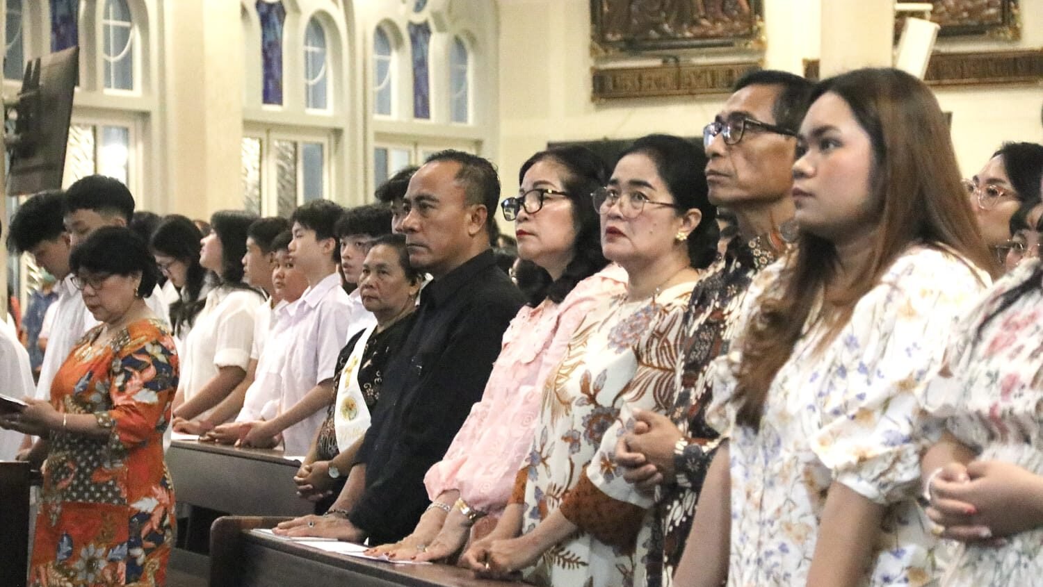 Wakil Gubernur Kalimantan Barat, Krisantus Kurniawan, didampingi sang istri saat menghadiri ibadah Malam Paskah di Gereja Katedral Santo Yosef Pontianak, Sabtu (4/4/2026).