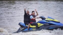 Wali Kota Pontianak, Edi Rusdi Kamtono, tampak antusias saat menjajal olahraga air jetski menyusuri perairan Sungai Kapuas pada acara Grand Opening Panorama Jetski. (Dok. HO/Faktakalbar.id)