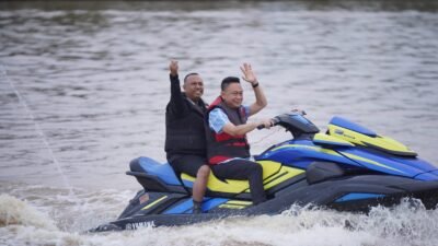 Wali Kota Pontianak, Edi Rusdi Kamtono, tampak antusias saat menjajal olahraga air jetski menyusuri perairan Sungai Kapuas pada acara Grand Opening Panorama Jetski. (Dok. HO/Faktakalbar.id)