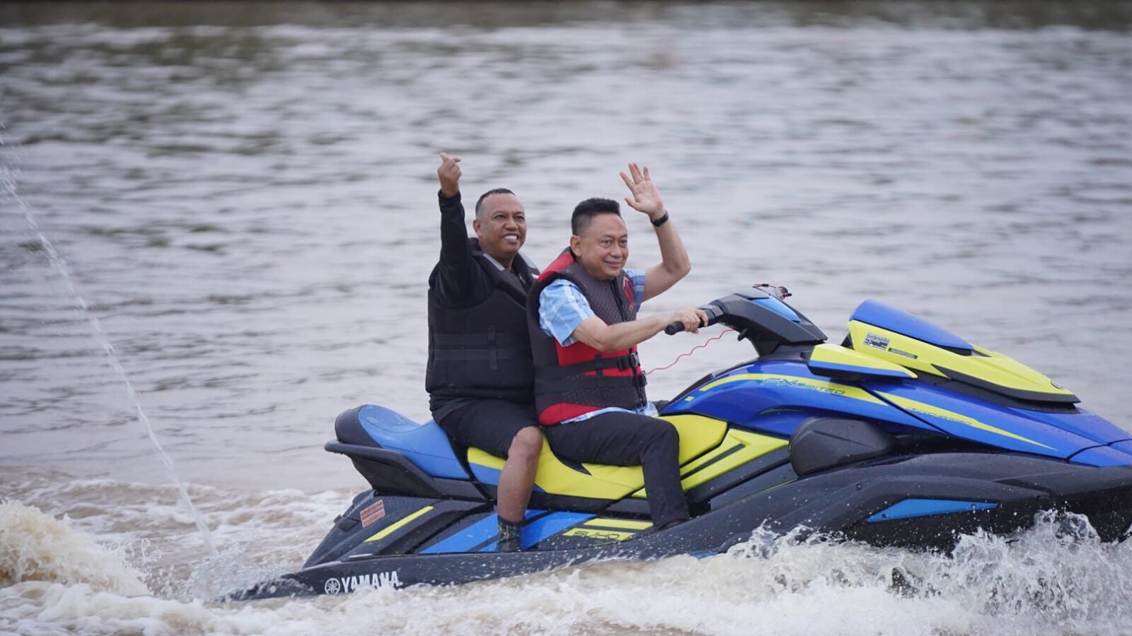 Wali Kota Pontianak, Edi Rusdi Kamtono, tampak antusias saat menjajal olahraga air jetski menyusuri perairan Sungai Kapuas pada acara Grand Opening Panorama Jetski. (Dok. HO/Faktakalbar.id)