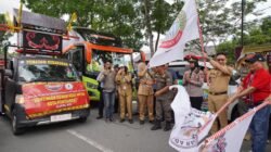 Wali Kota Pontianak, Edi Rusdi Kamtono, mengibarkan bendera start saat melepas rombongan pawai budaya Naik Dango ke-3 Kota Pontianak di Rumah Betang. (Dok. HO/Faktakalbar.id)