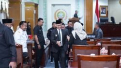 Wali Kota Pontianak, Edi Rusdi Kamtono, tampak bersalaman dan berinteraksi dengan peserta rapat usai menghadiri Rapat Paripurna ke-8 di Ruang Paripurna DPRD Kota Pontianak. (Dok. HO/Faktakalbar.id)