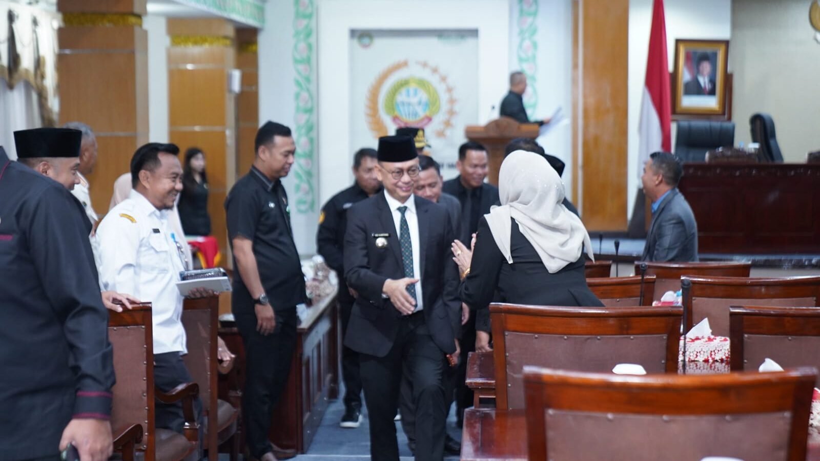 Wali Kota Pontianak, Edi Rusdi Kamtono, tampak bersalaman dan berinteraksi dengan peserta rapat usai menghadiri Rapat Paripurna ke-8 di Ruang Paripurna DPRD Kota Pontianak. (Dok. HO/Faktakalbar.id)