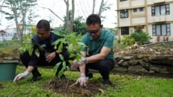 Wali Kota Pontianak, Edi Rusdi Kamtono, melakukan aksi penanaman bibit pohon di kawasan perkotaan sebagai bentuk nyata kampanye pelestarian lingkungan dalam rangka memperingati Hari Bumi 2026. (Dok. HO/Faktakalbar.id)