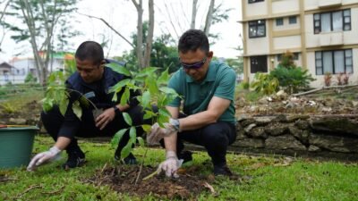 Wali Kota Pontianak, Edi Rusdi Kamtono, melakukan aksi penanaman bibit pohon di kawasan perkotaan sebagai bentuk nyata kampanye pelestarian lingkungan dalam rangka memperingati Hari Bumi 2026. (Dok. HO/Faktakalbar.id)