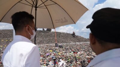 Wali Kota Pontianak, Edi Rusdi Kamtono, sedang meninjau langsung operasional di lokasi TPA Batulayang yang kini mulai bertransisi menuju sistem sanitary landfill ramah lingkungan. (Dok. HO/Faktakalbar.id)