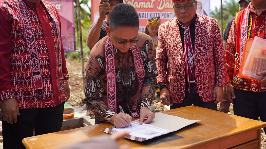 Wali Kota Edi Rusdi Kamtono mendukung pembangunan Rumah Radakng Samilik di Pontianak Utara. Pemkot juga kebut perbaikan Jalan Panca Bhakti. (Dok: Pemkot Pontianak)