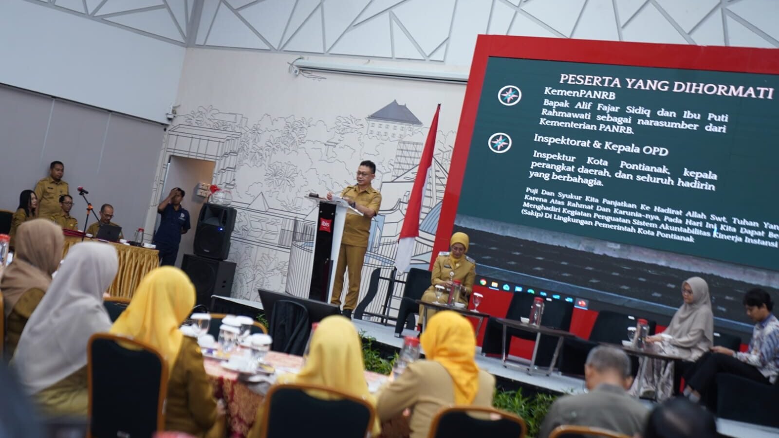 Wali Kota Pontianak Edi Rusdi Kamtono memberikan arahan saat membuka kegiatan Penguatan Sistem Akuntabilitas Kinerja Instansi Pemerintah (SAKIP) di lingkungan Pemerintah Kota Pontianak di Hotel Ibis. (Dok. HO/Faktakalbar.id)