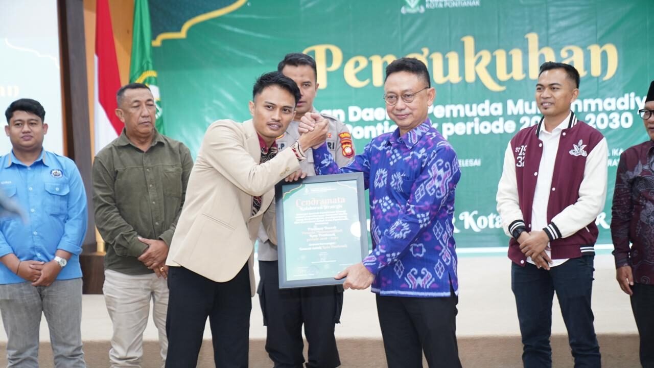 Wali Kota Pontianak Edi Rusdi Kamtono menerima cendera mata usai memberikan sambutan pada acara Pengukuhan Pimpinan Daerah Pemuda Muhammadiyah Kota Pontianak. (Dok. HO/Faktakalbar.id)