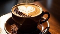 "Jangan langsung minum kopi sesaat setelah bangun tidur. Ketahui panduan waktu terbaik minum kopi agar manfaat kafein maksimal dan tidak mengganggu jam tidur."