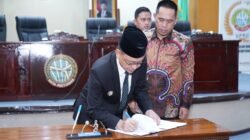 Wali Kota Pontianak Edi Rusdi Kamtono menandatangani dokumen saat menyampaikan LKPJ Tahun Anggaran 2025 dalam rapat paripurna DPRD Kota Pontianak. (Dok. HO/Faktakalbar.id)