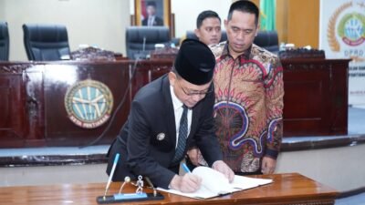 Wali Kota Pontianak Edi Rusdi Kamtono menandatangani dokumen saat menyampaikan LKPJ Tahun Anggaran 2025 dalam rapat paripurna DPRD Kota Pontianak. (Dok. HO/Faktakalbar.id)