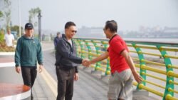 Wali Kota Pontianak Edi Rusdi Kamtono bersalaman dengan warga saat meninjau kawasan waterfront di tepian Sungai Kapuas. (Dok. HO/Faktaklbar.id)