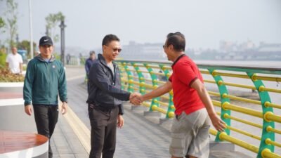 Wali Kota Pontianak Edi Rusdi Kamtono bersalaman dengan warga saat meninjau kawasan waterfront di tepian Sungai Kapuas. (Dok. HO/Faktaklbar.id)