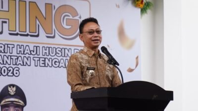Wali Kota Pontianak, Edi Rusdi Kamtono, memberikan sambutan resmi di podium terkait keberhasilan penyelenggaraan tata kelola pemerintahan daerah. (Dok. HO/Faktakalbar.id)