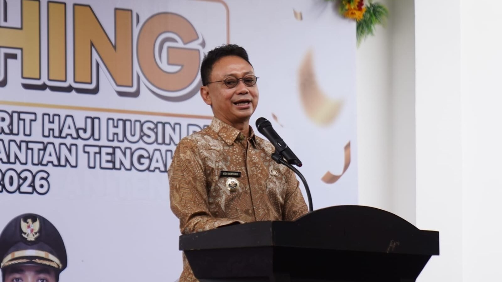 Wali Kota Pontianak, Edi Rusdi Kamtono, memberikan sambutan resmi di podium terkait keberhasilan penyelenggaraan tata kelola pemerintahan daerah. (Dok. HO/Faktakalbar.id)