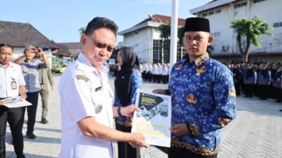 Wali Kota Pontianak Edi Rusdi Kamtono menyerahkan Surat Keputusan (SK) pengangkatan Pegawai Negeri Sipil (PNS) kepada salah satu perwakilan aparatur di lingkungan Pemkot Pontianak. (Dok. HO/Faktakalbar.id)