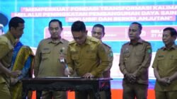 Wali Kota Pontianak, Edi Rusdi Kamtono, tampak menandatangani dokumen kesepakatan saat menghadiri pembukaan Musrenbang RKPD Provinsi Kalimantan Barat Tahun 2027 di Aula Garuda Kompleks Kantor Gubernur Kalbar. (Dok. HO/Faktakalbar.id)