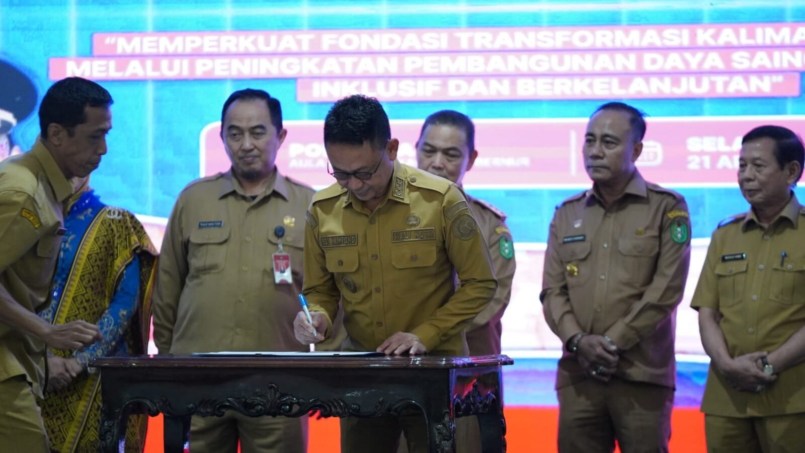Wali Kota Pontianak, Edi Rusdi Kamtono, tampak menandatangani dokumen kesepakatan saat menghadiri pembukaan Musrenbang RKPD Provinsi Kalimantan Barat Tahun 2027 di Aula Garuda Kompleks Kantor Gubernur Kalbar. (Dok. HO/Faktakalbar.id)