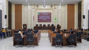Suasana Rapat Paripurna penyampaian Laporan Keterangan Pertanggungjawaban (LKPJ) Tahun Anggaran 2025 di Ruang Utama Kantor DPRD Kota Singkawang.