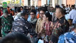 Wali Kota Singkawang Tjhai Chui Mie bersalaman dengan jajaran aparat keamanan saat menghadiri Apel Kesiapsiagaan Karhutla di Halaman Kantor Gubernur Kalbar. (Dok. HO/Faktakalbar.id)