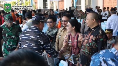 Wali Kota Singkawang Tjhai Chui Mie bersalaman dengan jajaran aparat keamanan saat menghadiri Apel Kesiapsiagaan Karhutla di Halaman Kantor Gubernur Kalbar. (Dok. HO/Faktakalbar.id)