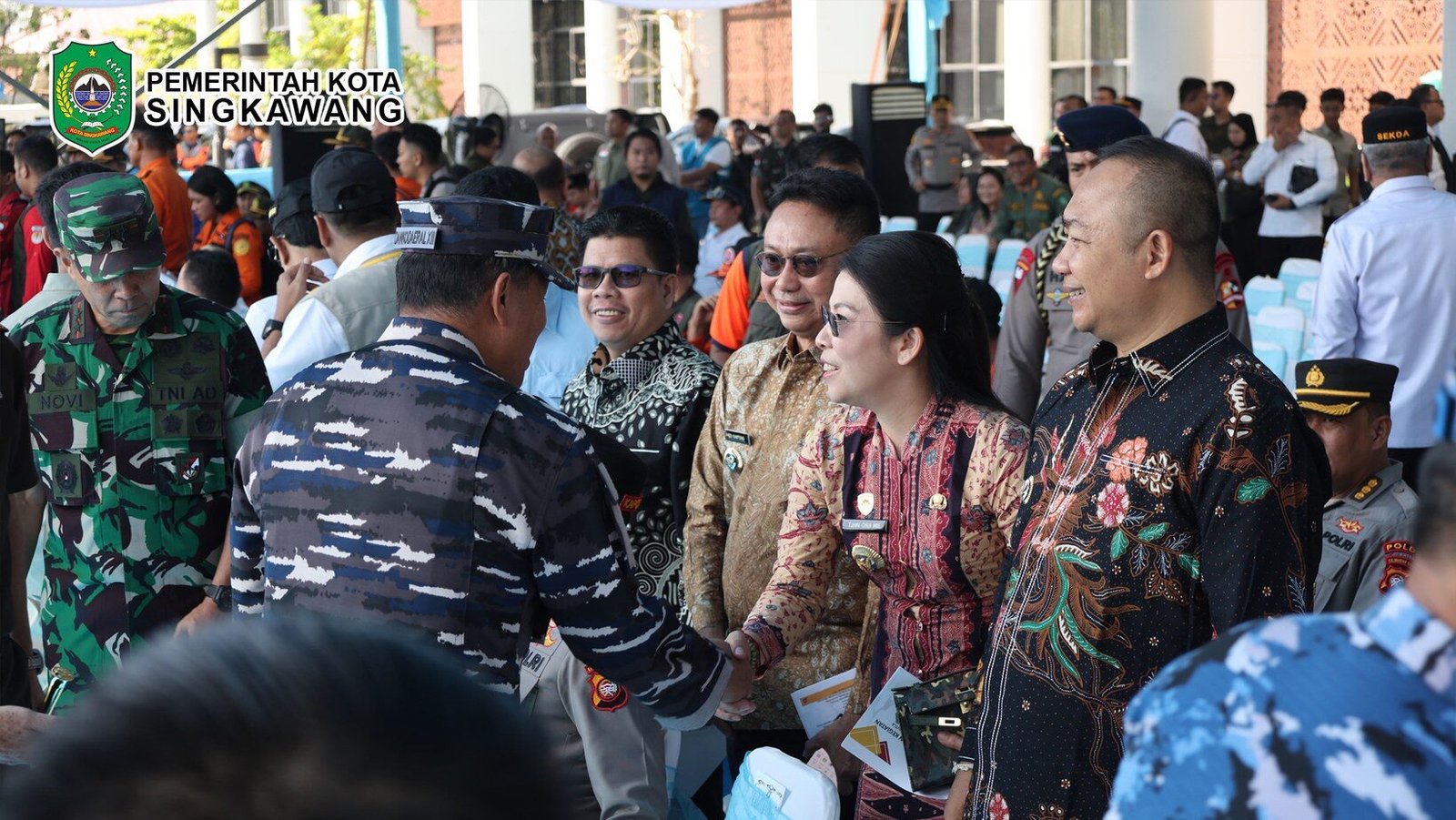 Wali Kota Singkawang Tjhai Chui Mie bersalaman dengan jajaran aparat keamanan saat menghadiri Apel Kesiapsiagaan Karhutla di Halaman Kantor Gubernur Kalbar. (Dok. HO/Faktakalbar.id)