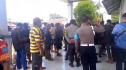 Ratusan warga yang tergabung dalam Aliansi Peduli Rakyat Seberang menggelar aksi protes yang berujung pada penyegelan gedung pemerintahan tingkat kecamatan.