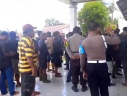 Jembatan Mangkrak 10 Tahun, Warga Kecewa dan Segel Kantor Camat Ketungau Tengah