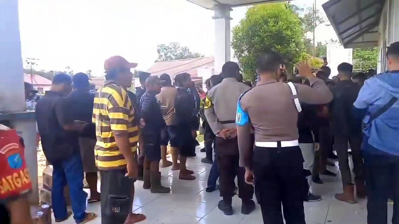 Ratusan warga yang tergabung dalam Aliansi Peduli Rakyat Seberang menggelar aksi protes yang berujung pada penyegelan gedung pemerintahan tingkat kecamatan.