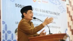 Wakil Wali Kota Pontianak, Bahasan, saat memberikan arahan dengan tegas terkait kebijakan PPDB 2026 dalam kegiatan sosialisasi kepada Ketua RT/RW di Aula Kantor Camat Pontianak Kota. (Dok. HO/Faktakalbar.id)