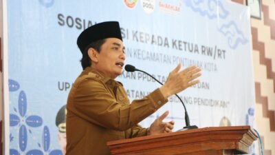 Wakil Wali Kota Pontianak, Bahasan, saat memberikan arahan dengan tegas terkait kebijakan PPDB 2026 dalam kegiatan sosialisasi kepada Ketua RT/RW di Aula Kantor Camat Pontianak Kota. (Dok. HO/Faktakalbar.id)