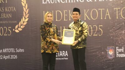Wakil Wali Kota Pontianak, Bahasan, menerima piagam penghargaan dari perwakilan SETARA Institute atas prestasi Pontianak sebagai Kota Terbaik pada Zona Konsolidasi Indeks Kota Toleran 2025 di Jakarta. (Dok. HO/Faktakalbar.id)