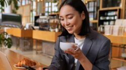 "Merasa jenuh kerja di kantor? Simak 5 manfaat Work From Cafe (WFC) yang bisa tingkatkan kreativitas, fokus, hingga memperluas networking Anda."