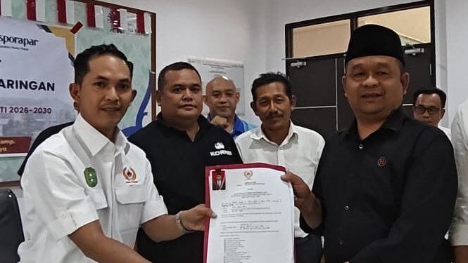 "Zulkarnaen resmi mendaftar sebagai bakal calon Ketua Umum KONI Kubu Raya 2026-2030. Ia berkomitmen memperjuangkan tambahan anggaran dan kesejahteraan atlet."