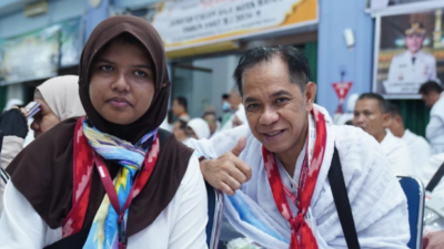 Aila Afifah (Kiri) saat bersiap berangkat menuju Tanah Suci melalui Embarkasi Batam bersama sang ayah pada musim haji 2026.