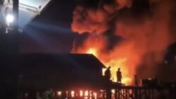 Asap tebal dan kobaran api melahap sebuah kapal kayu bermuatan bahan bakar minyak yang bersandar di aliran sungai Desa Sukabangun Dalam.