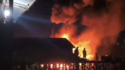 Asap tebal dan kobaran api melahap sebuah kapal kayu bermuatan bahan bakar minyak yang bersandar di aliran sungai Desa Sukabangun Dalam.