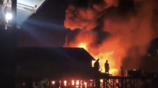 Asap tebal dan kobaran api melahap sebuah kapal kayu bermuatan bahan bakar minyak yang bersandar di aliran sungai Desa Sukabangun Dalam.